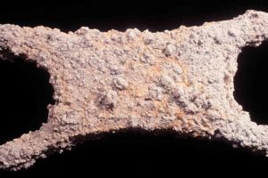 Tin ingot in the shape of an oxhide prior to cleaning. Max. length: 62.5 cm. (Photo: INA) Slide# KW-8766. REF635