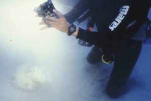 Diver holding a drinking cup (Photo: INA) Slide # TEK-033. REF677