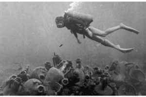 Diver inspecting the site (Photo: Susan Katzev). REF4235